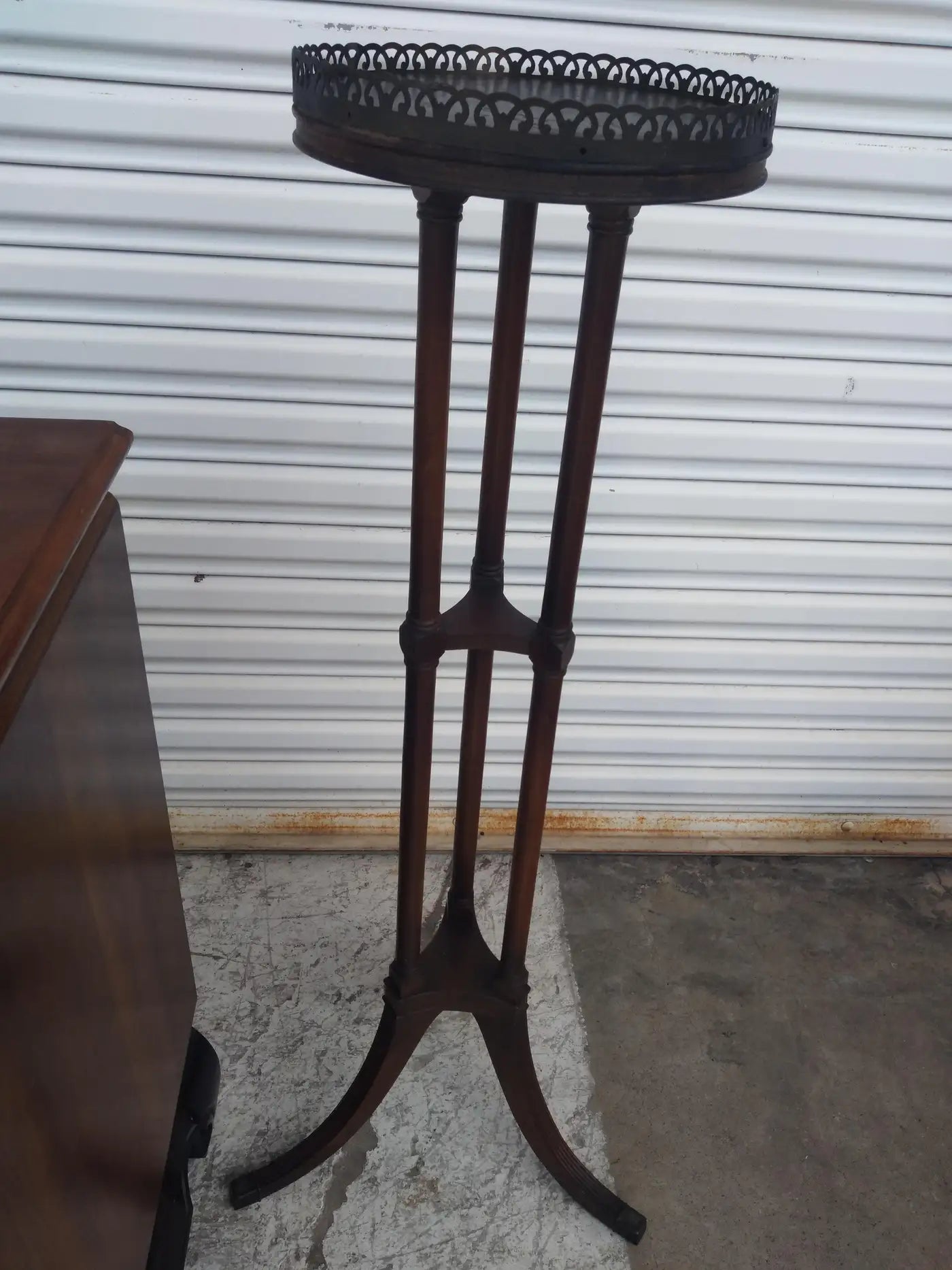 Mahogany Neoclassical pedestal table