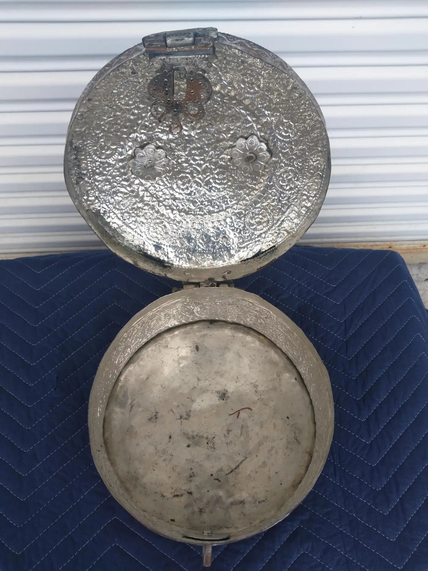 Indian Pan Daen Round Tinned Box