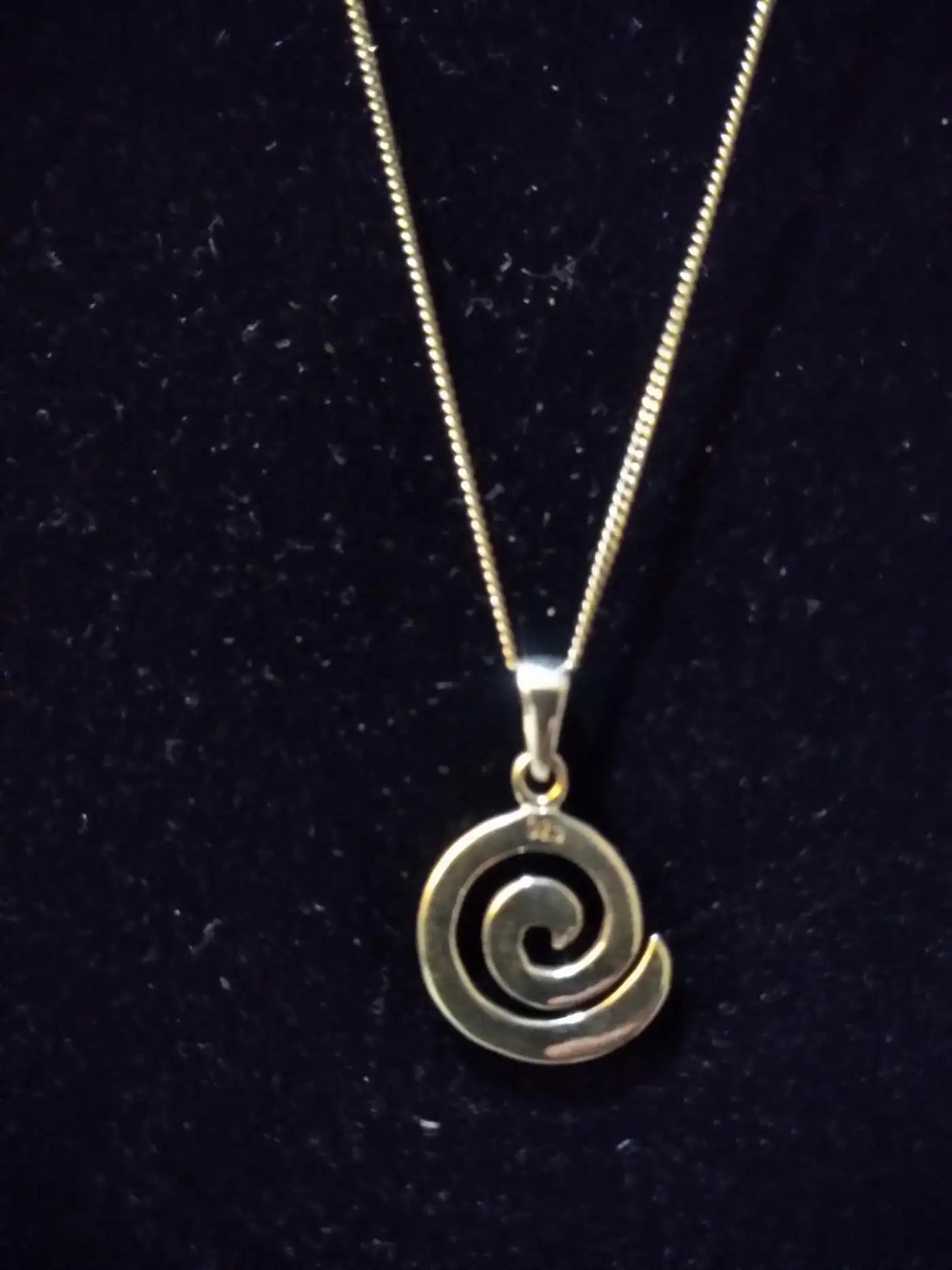 18" Sterling Silver Swirl Pendant Necklace