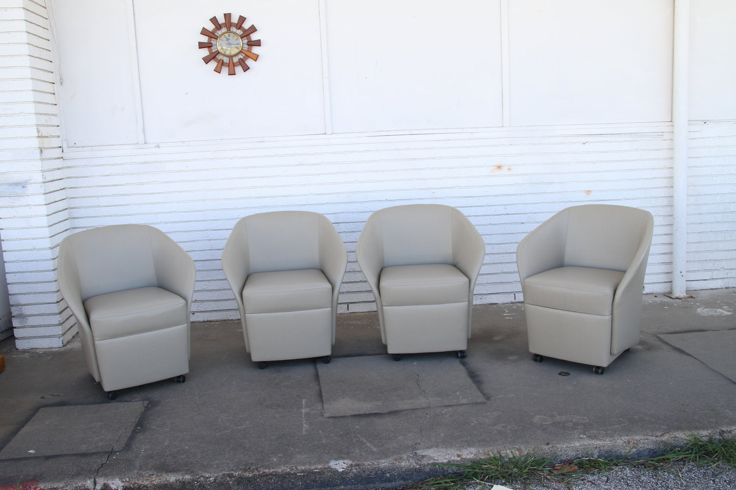 Grey / beige Lounge Chairs by Bernhardt with Casters