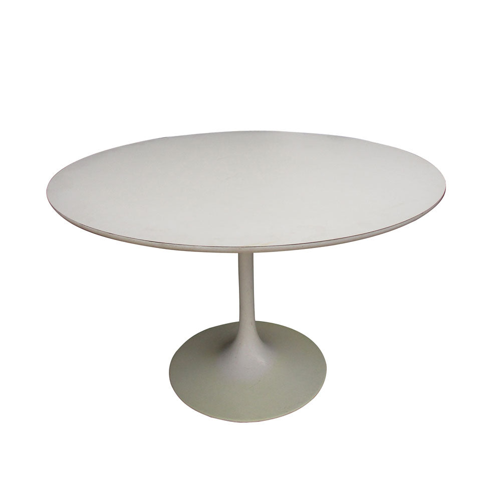 Mid century charm meets modern functionality with our Mid Century Modern Burke Tulip Table. Explore timeless design for your home today.