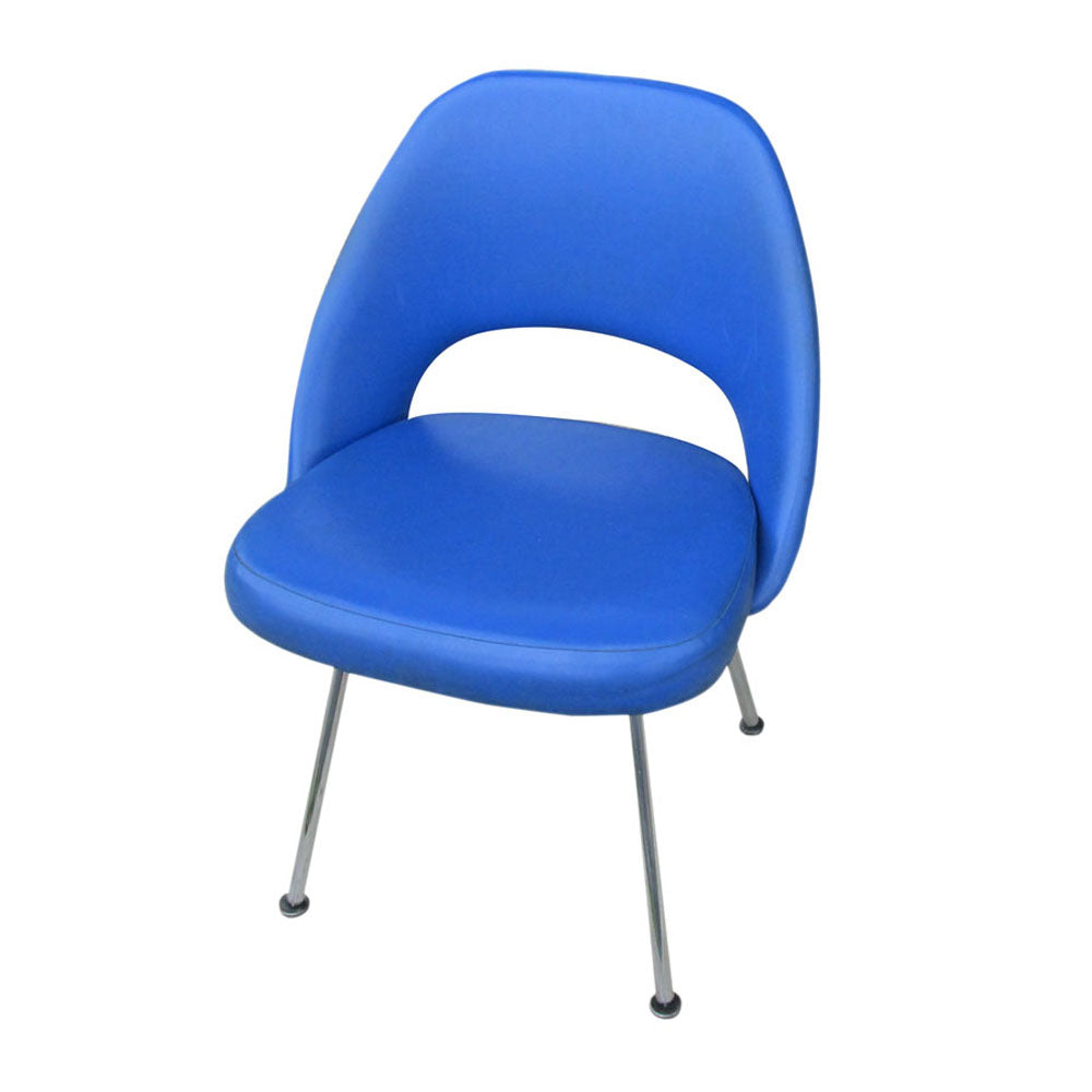 Blue Knoll's Saarinen Side Chair, a mid-century masterpiece. Sculptural molded fiberglass shell, pedestal base. Versatile seating for dining, living rooms, or offices. Iconic modern design.