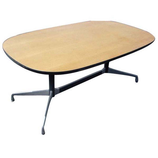 Herman Miller Eames Oak Dining Table combines style with functionality. The oak surface provides a warm, inviting feel, perfect for dining and gatherings.